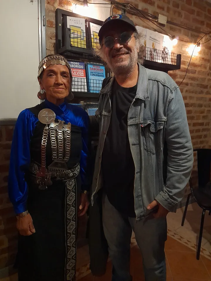 biblioteca Luisa Calcumil con Pedro Saborido