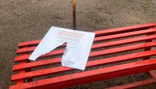bancos rojos vandalismo hospital roca