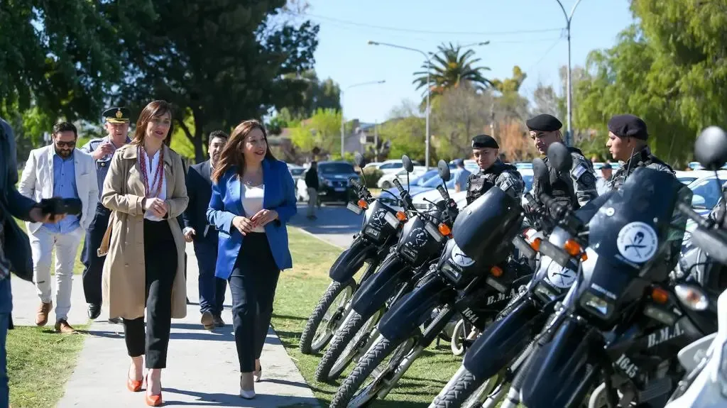 policía vehículos y equipamiento