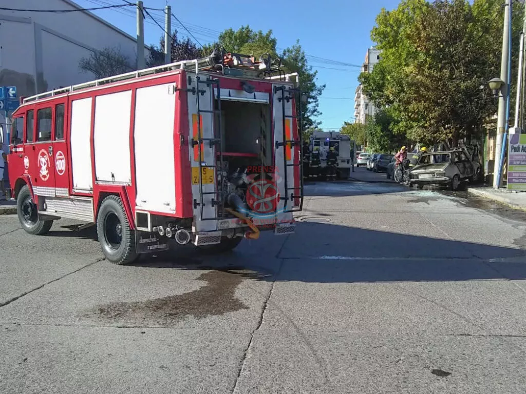 bomberos incendio auto2