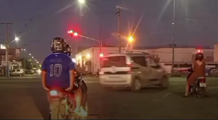 cruce semáforo en rojo ruta 22