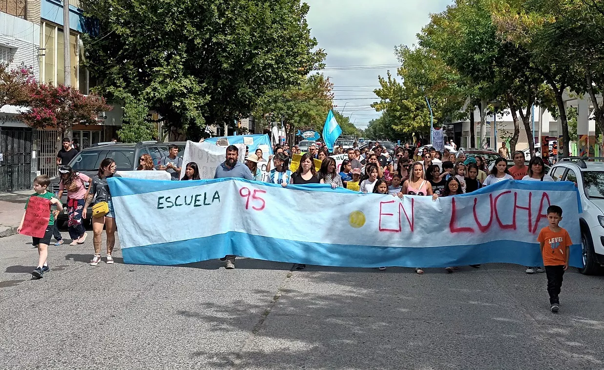 movilización escuela 95 (3)