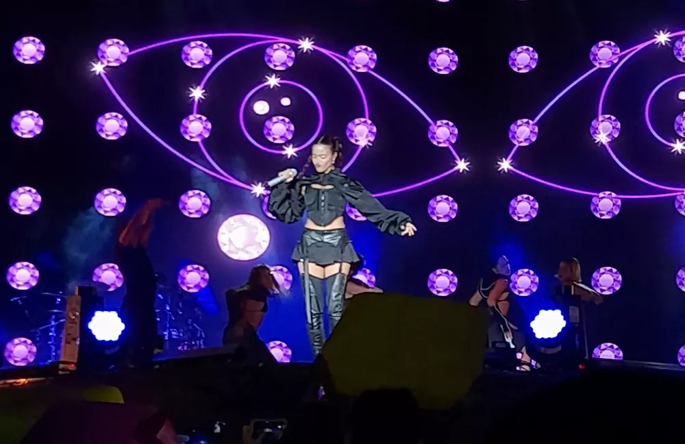 Emilia cantando4