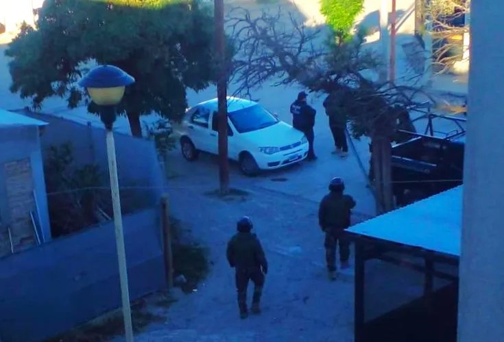 puerta rota y policias