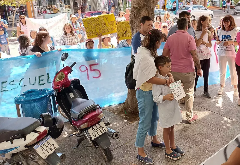 movilización escuela 95 (9)