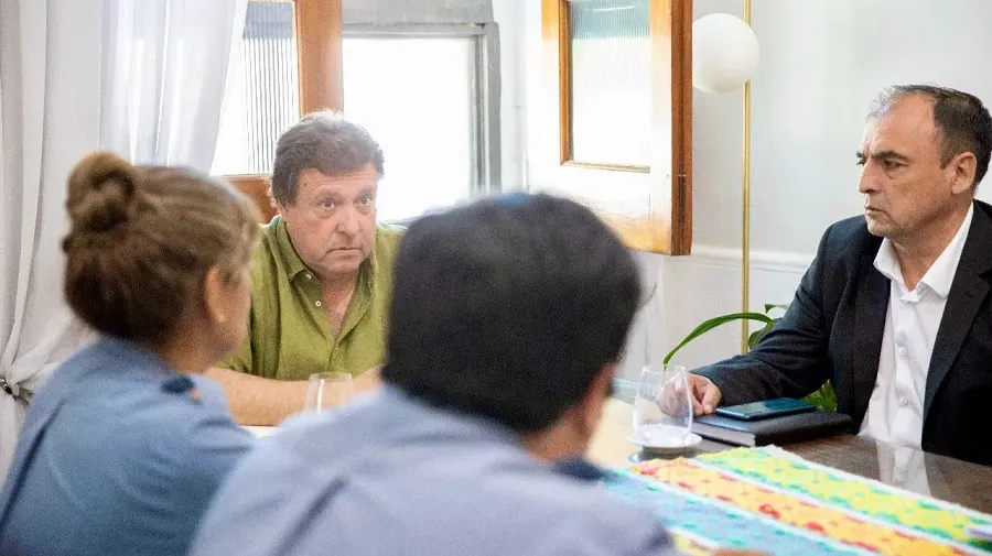 Weretilneck con seguridad y policía