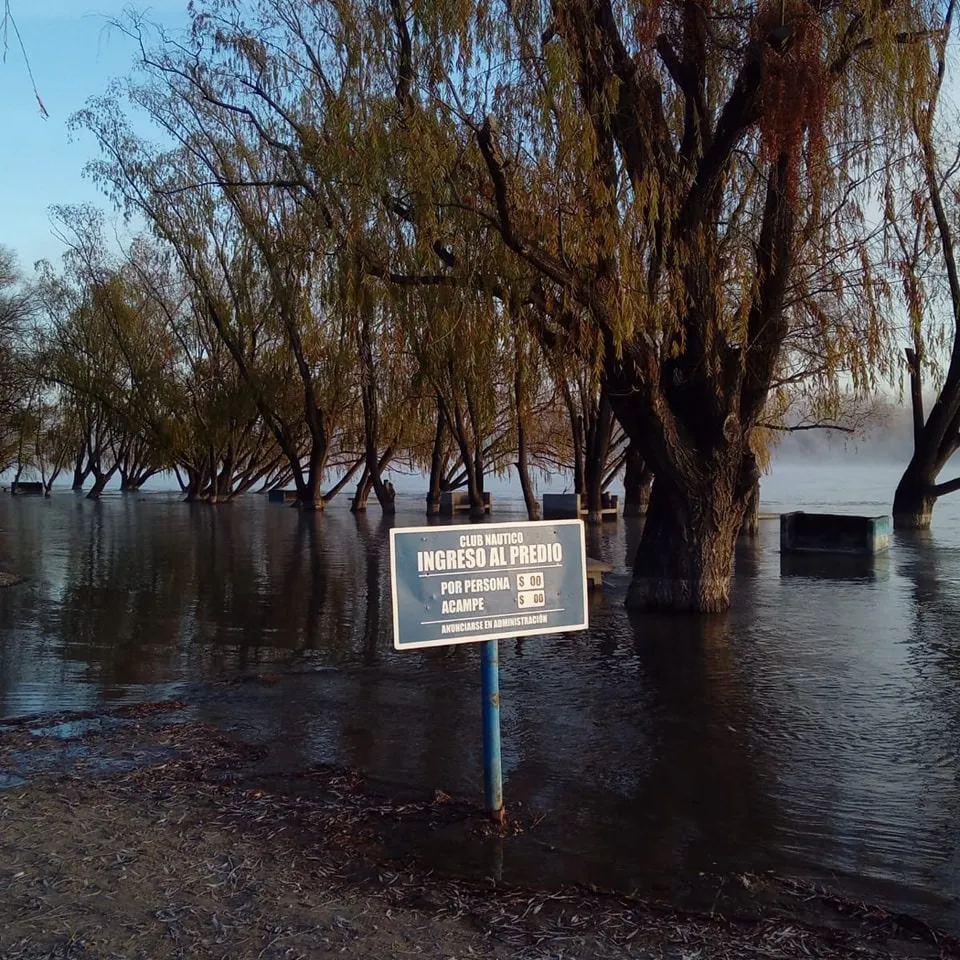 rio negro con aumento de caudal