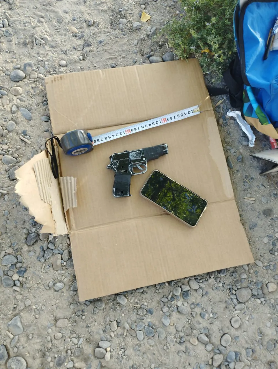 demorados arma y teléfono