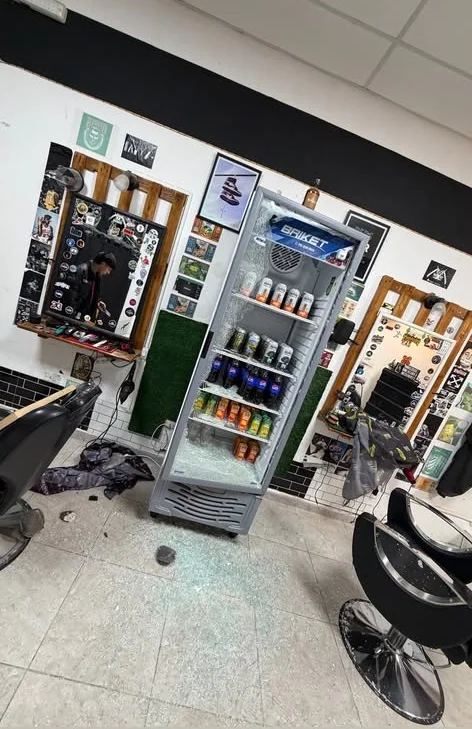 barbería atacada a piedrazos (2)