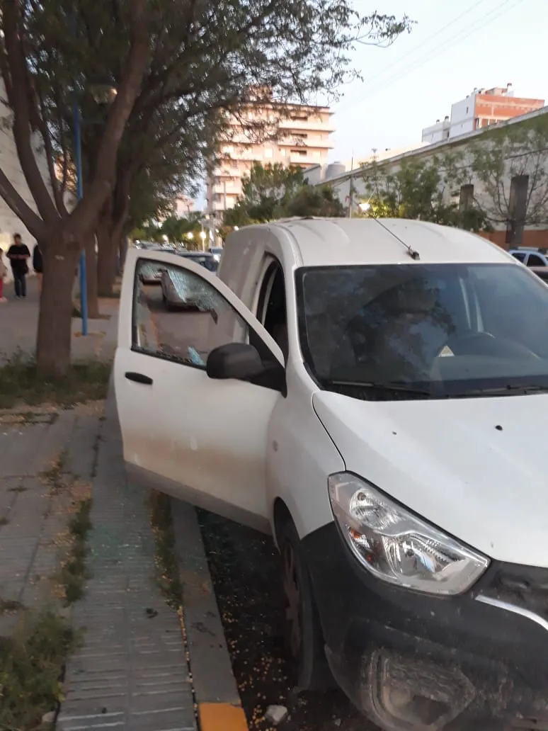incidentes piedrazos auto roto2