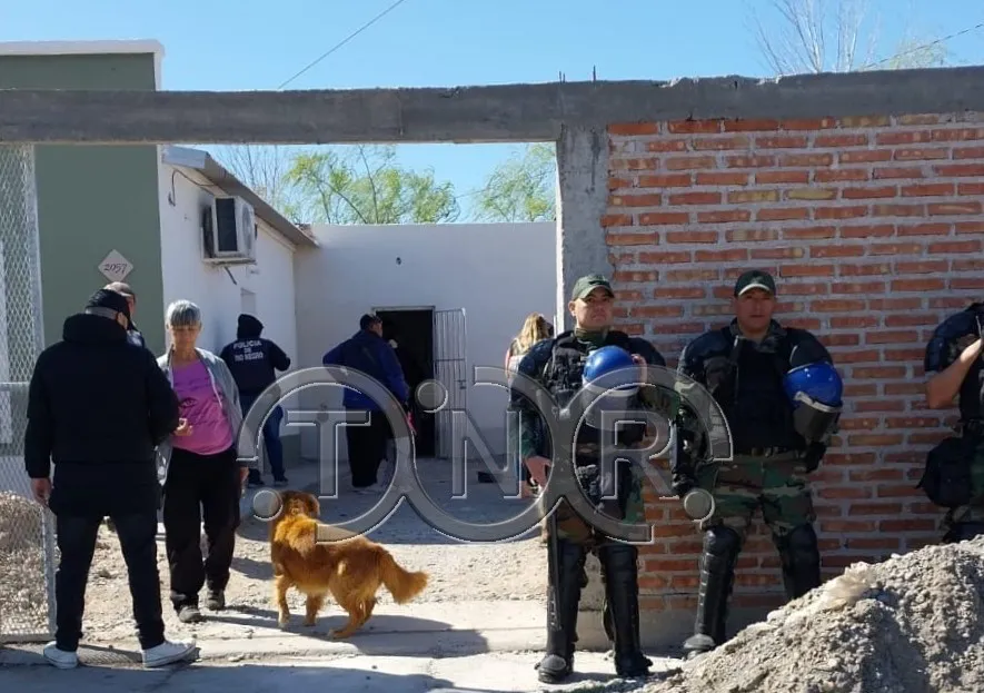POLICÍA EN BARRIO HOUSE VIAL1