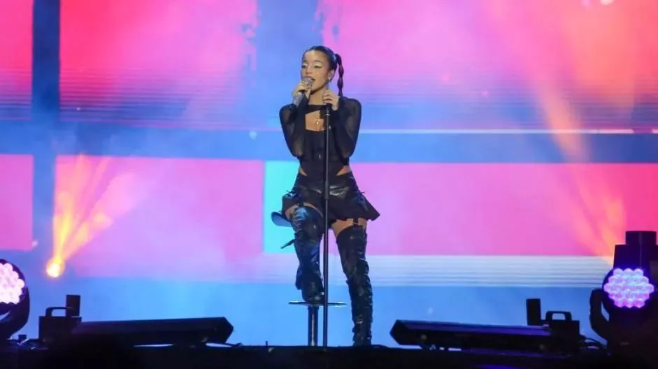 Emilia cantando