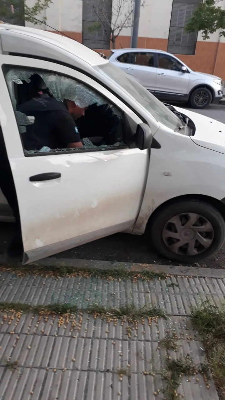 incidentes piedrazos auto roto