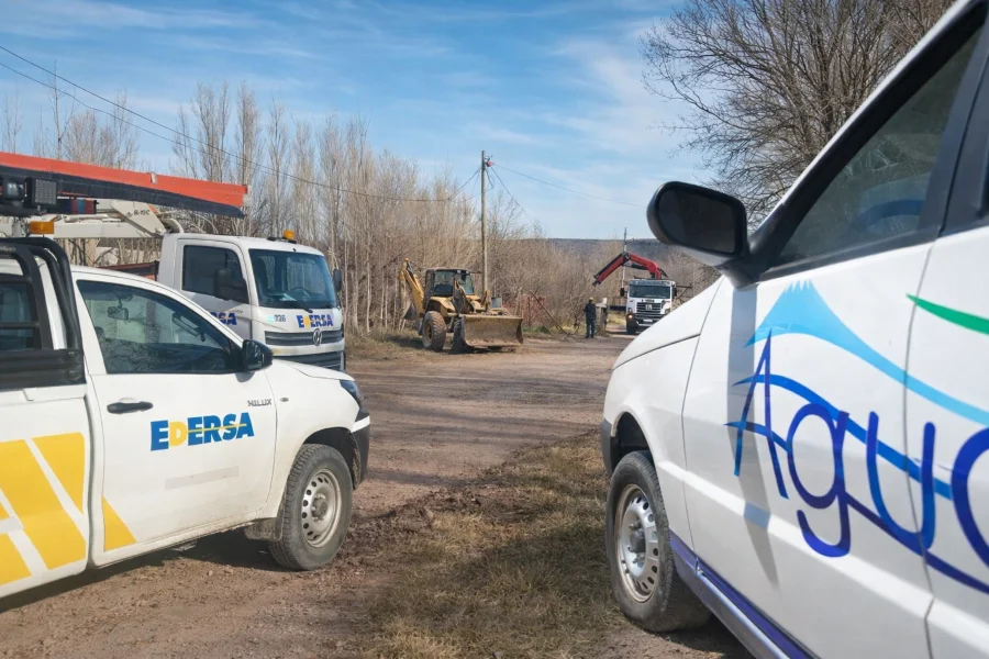 Vehículos y maquinaria en camino rural