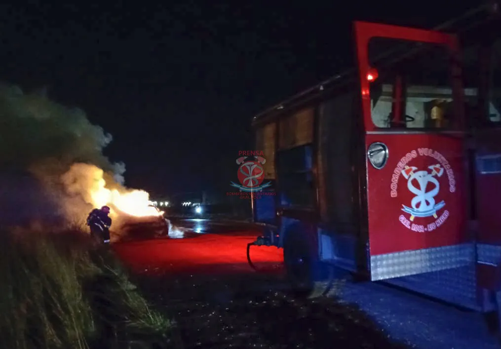 Incendio-de-vehiculo-ruta-22 (2)