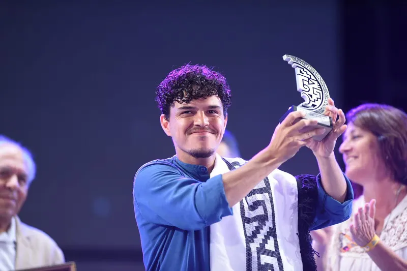 emanuel ayala premio revelación