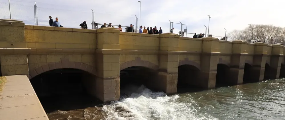 apertura de compuertas Ballester1