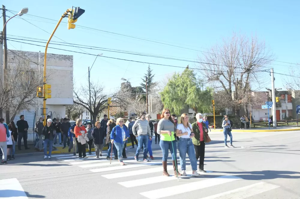 CRUCE EN NUEVO SEMAFORO