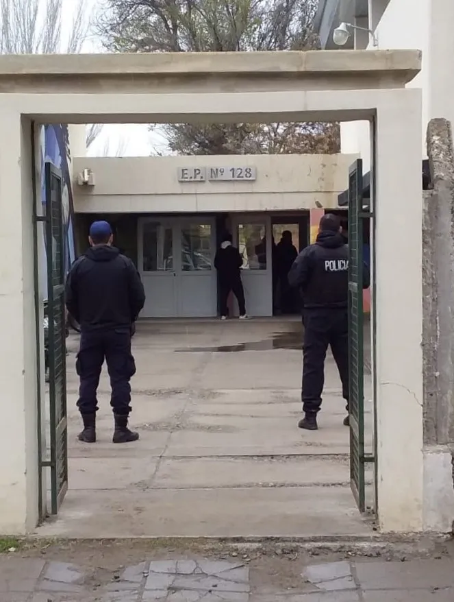 escuela 128 policía