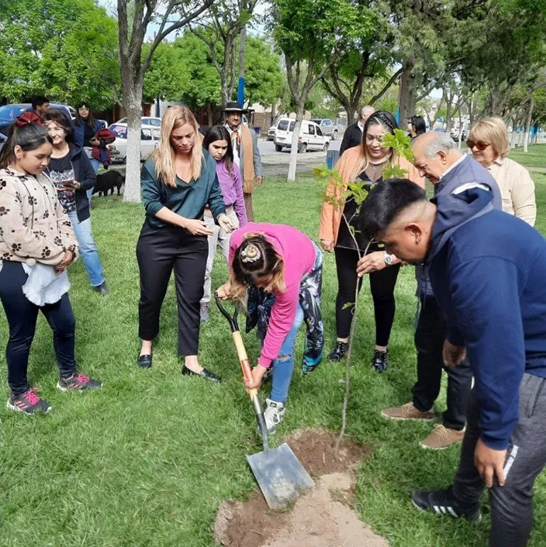 J.J. Gómez festejos aniversario arbol