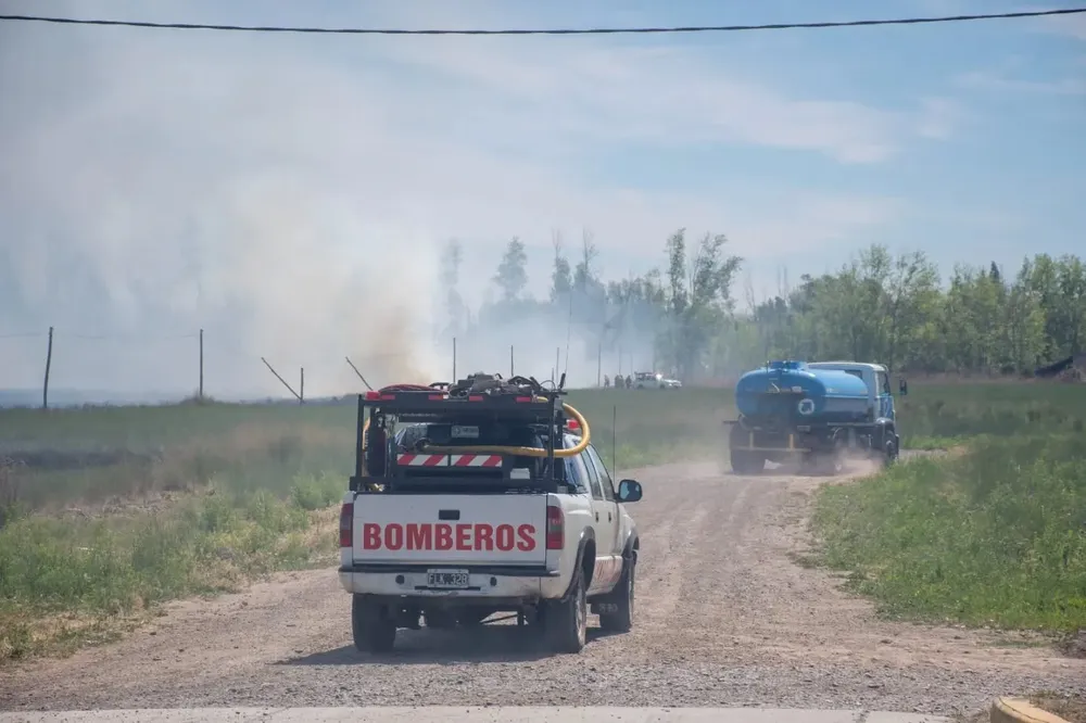 BOMBEROS INCENDIO PASTIZALES