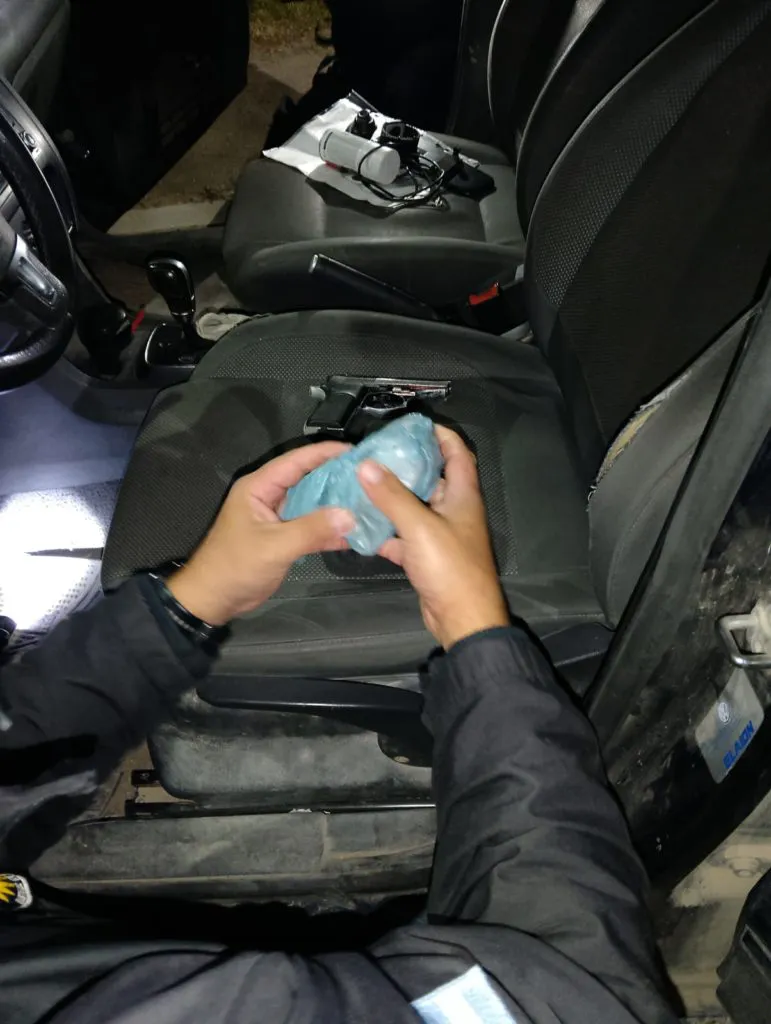 detenidos droga y armas requisa auto