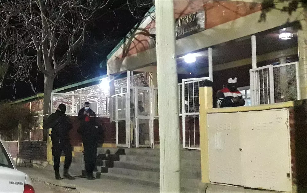 ESCUELA 357 policias frente