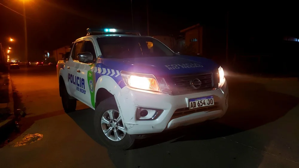 patrullero camioneta policía noche