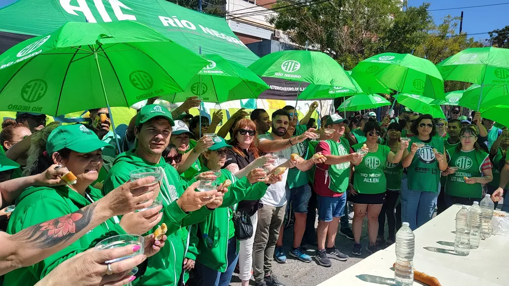 ATE acampe brindis agua