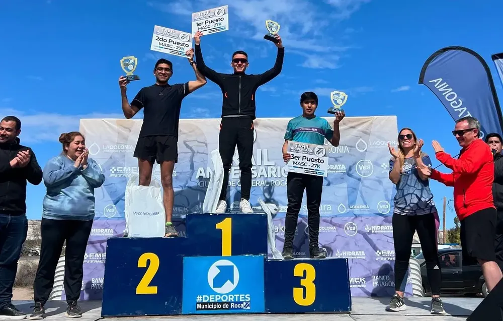 TRAIL ANIVERSARIO GANADOR 27 KM REYES podio