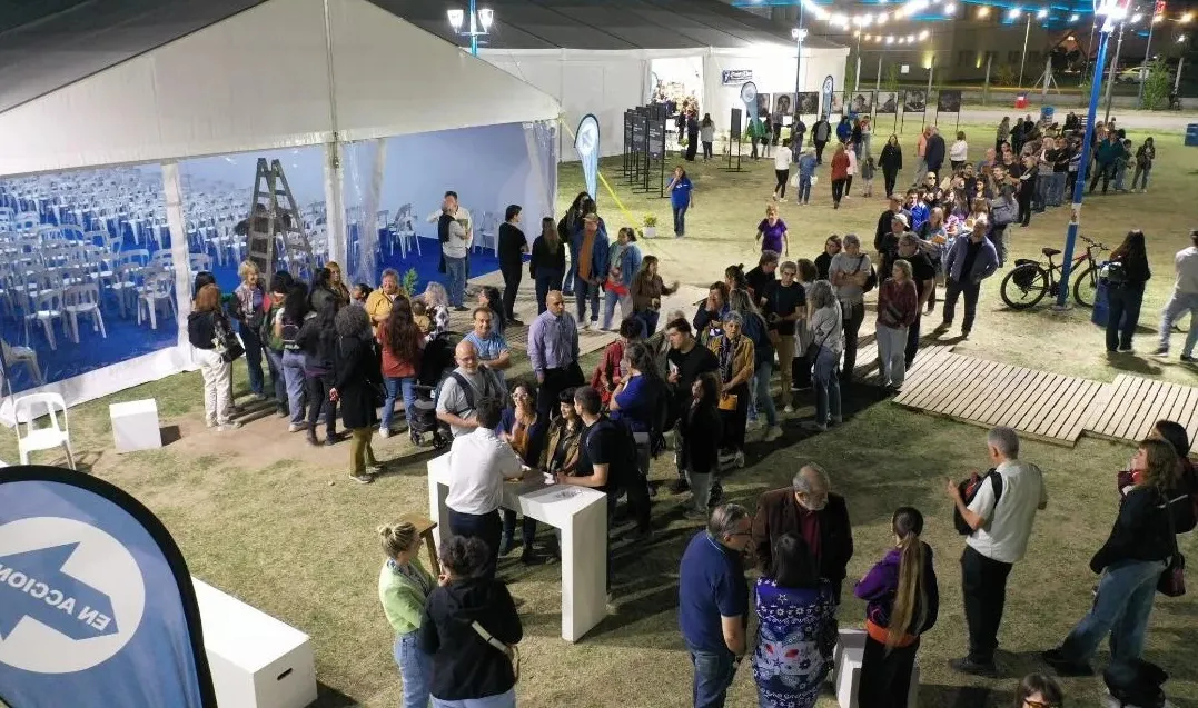 feria del libro público noche