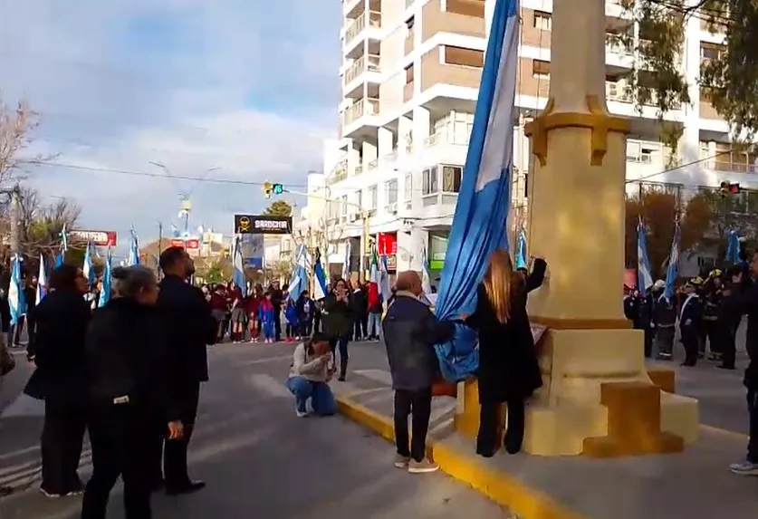 acto 25 bandera mastil