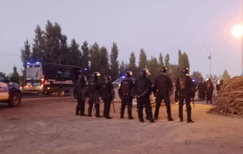 Policía desalojo Cervantes Zona Austral