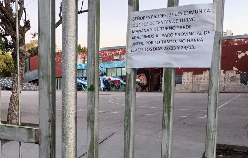 Unter escuelas sin clases paro cartel puerta