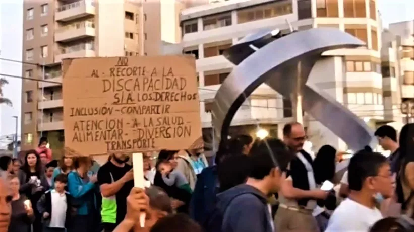 marcha ajuste discapacidad cartel manzana