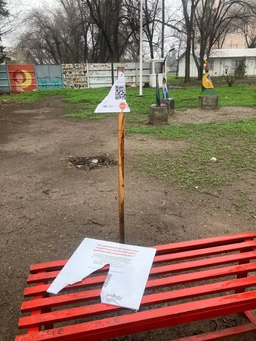 bancos rojos vandalismo hospital roca