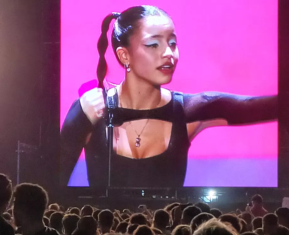 Emilia cantando3
