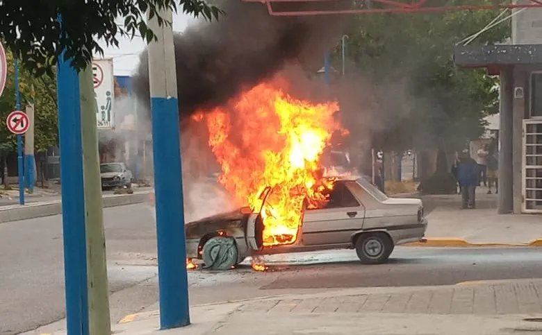 AUTO QUEMADO 3
