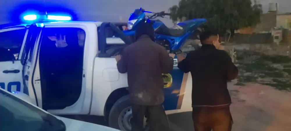 detenidos moto patrullero