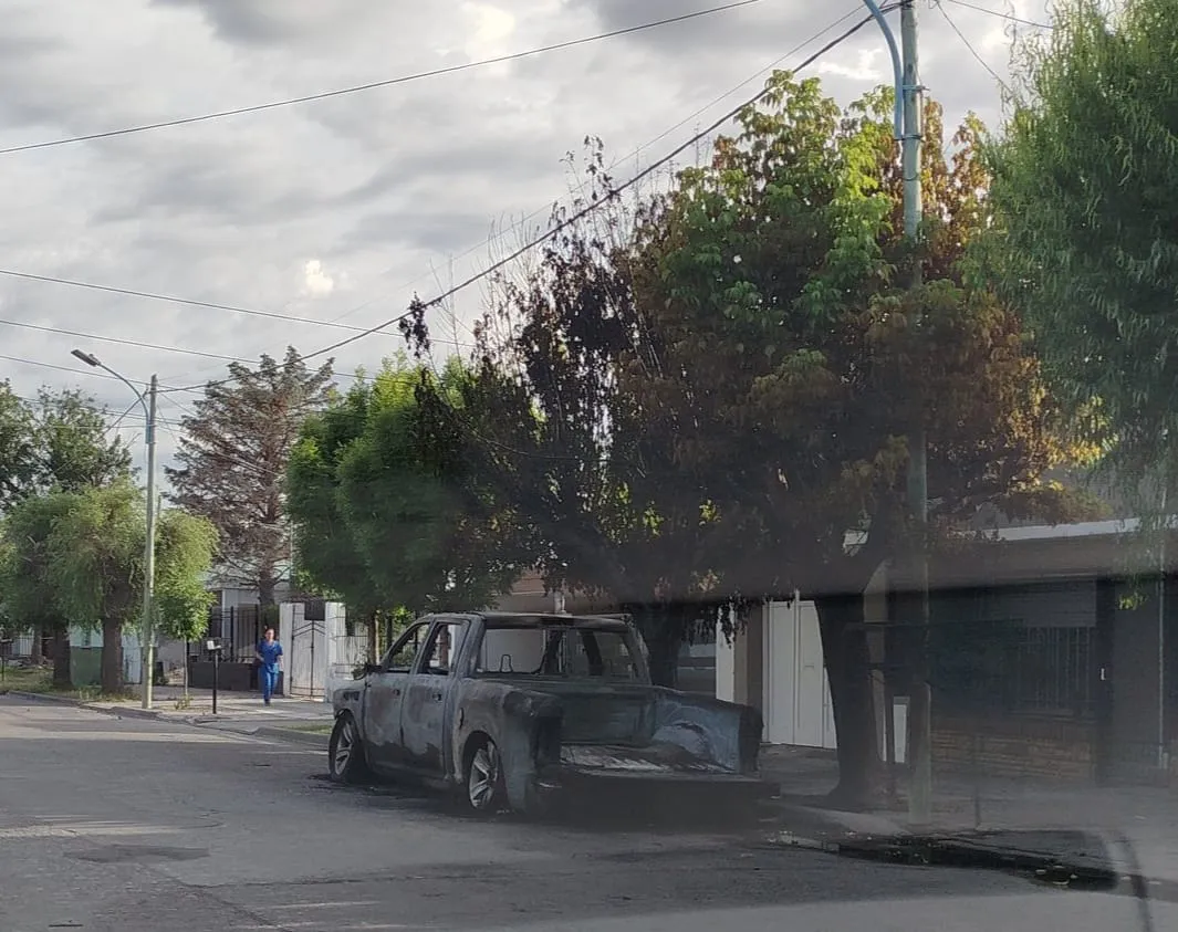 Camioneta incendiada roca