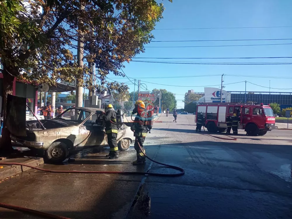 bomberos incendio auto